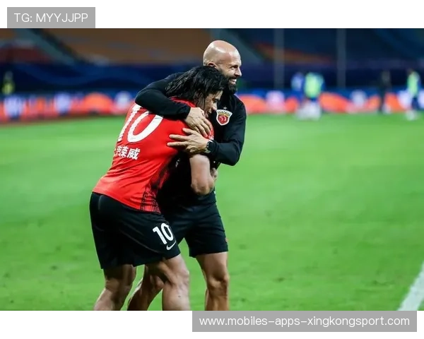 关键球顶着两人命中，全队跪着庆祝